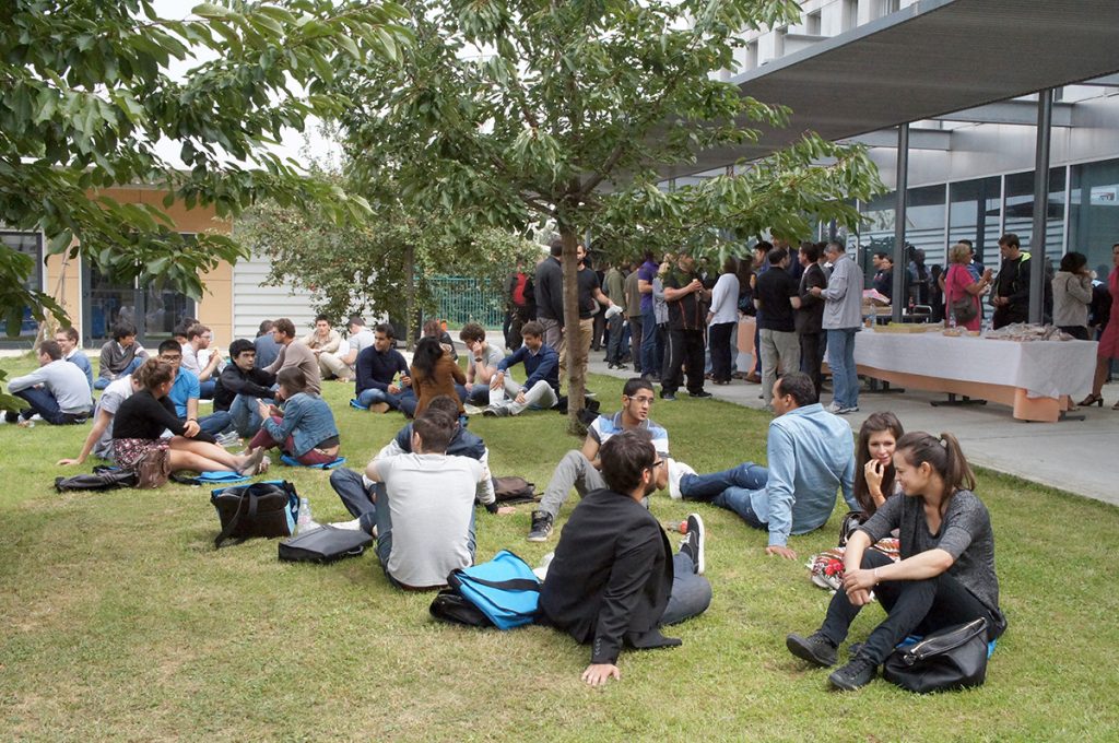 Students in the garden of Supméca